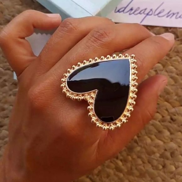 New Heart Shaped Oversized Ring - Picture 1 of 4